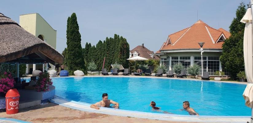 Mediterran Apartman With Pool Siofok Luaran gambar