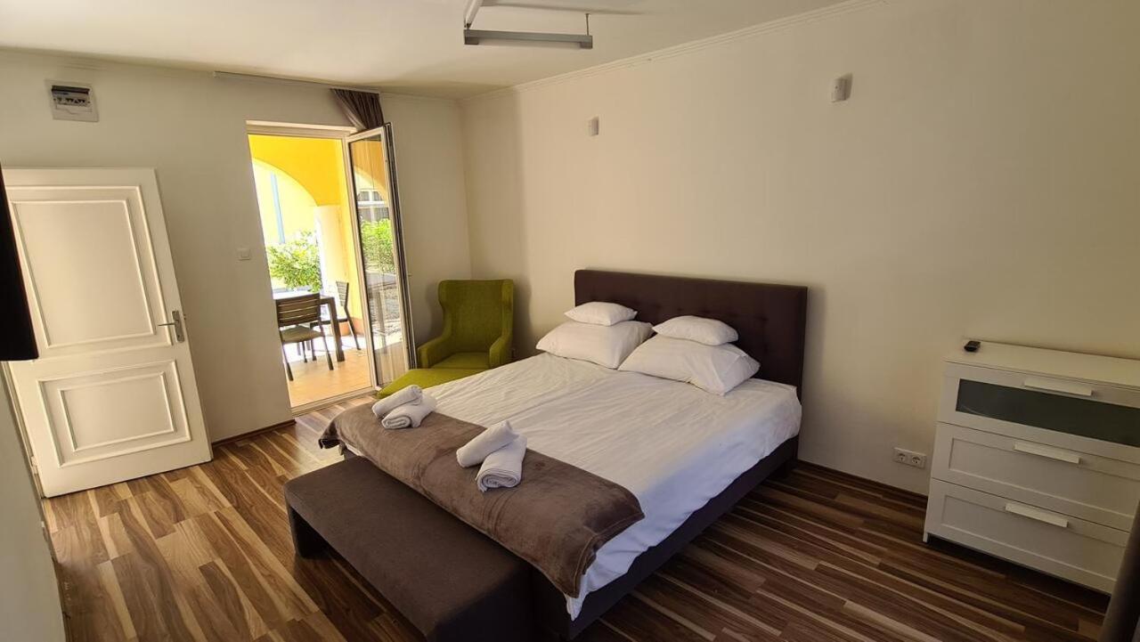 Mediterran Apartman With Pool Siofok Luaran gambar