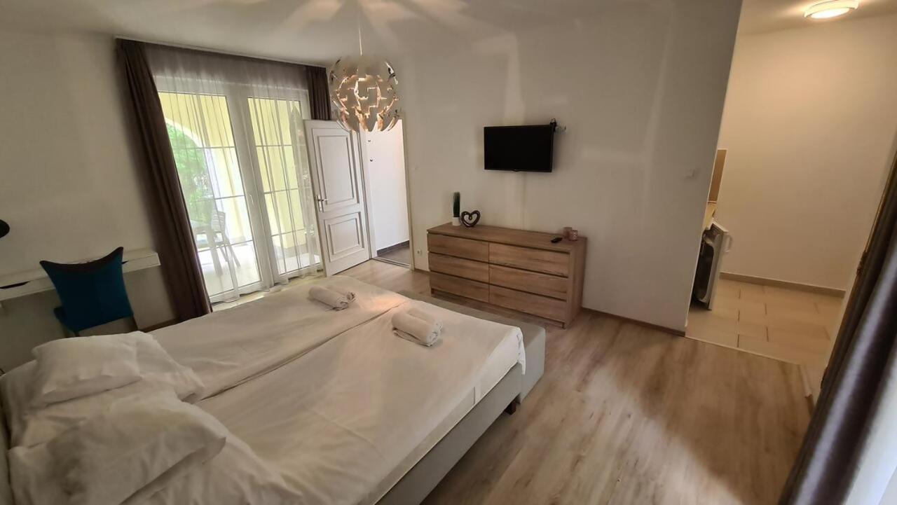 Mediterran Apartman With Pool Siofok Luaran gambar